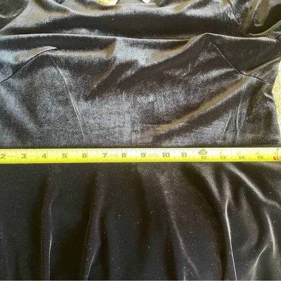 Betsey Johnson black velvet dress with pearl collar - Picture 5 of 6